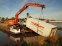 LKW faehrt in den Rhein Langel Hitdorf Faehre P204